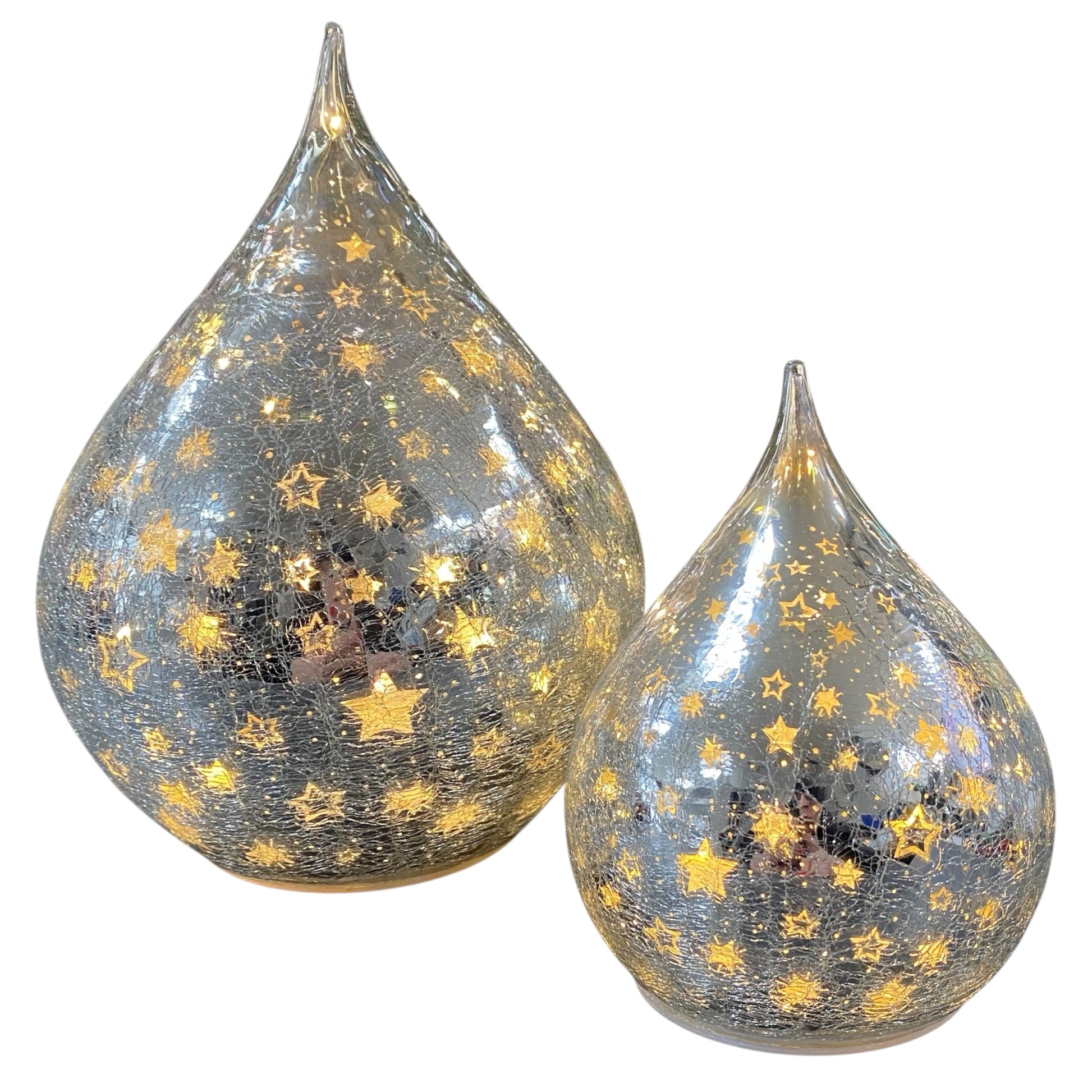 Zwei silberne LED-Deko-Tropfen aus Crackle-Glas mit goldenen Sternmotiven und warmweißem Licht in unterschiedlichen Größen.