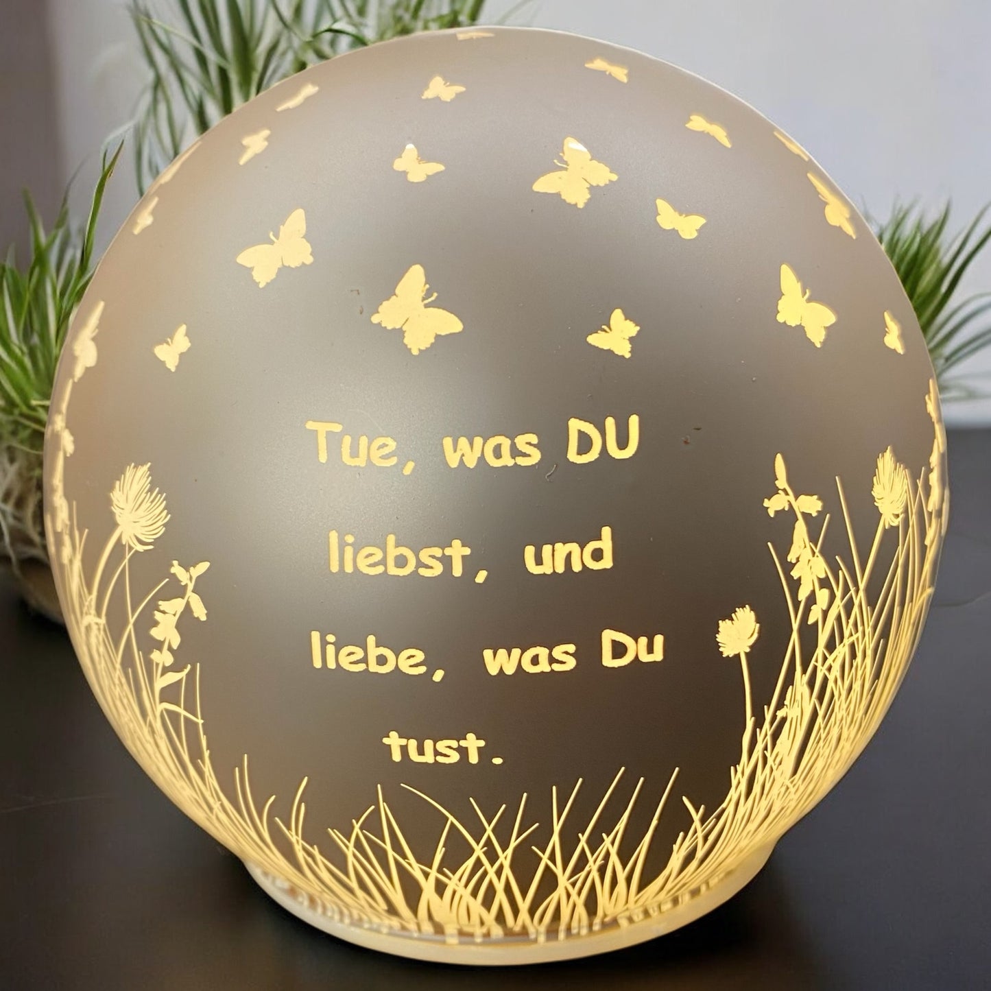 Formano LED Deko Kugel mit Spruch „Tue, was du liebst“ lachsfarben beleuchtet im Ambiente