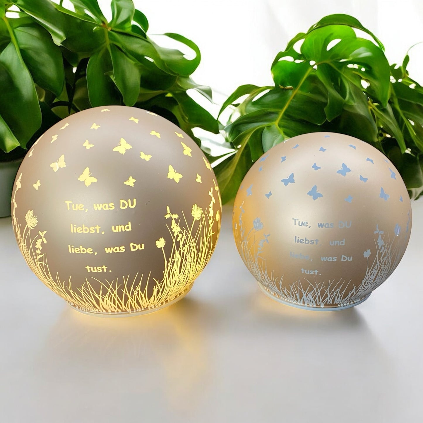 Formano LED Deko Kugel mit Spruch „Tue, was du liebst“ lachsfarben beleuchtet in zwei Größen im Ambiente