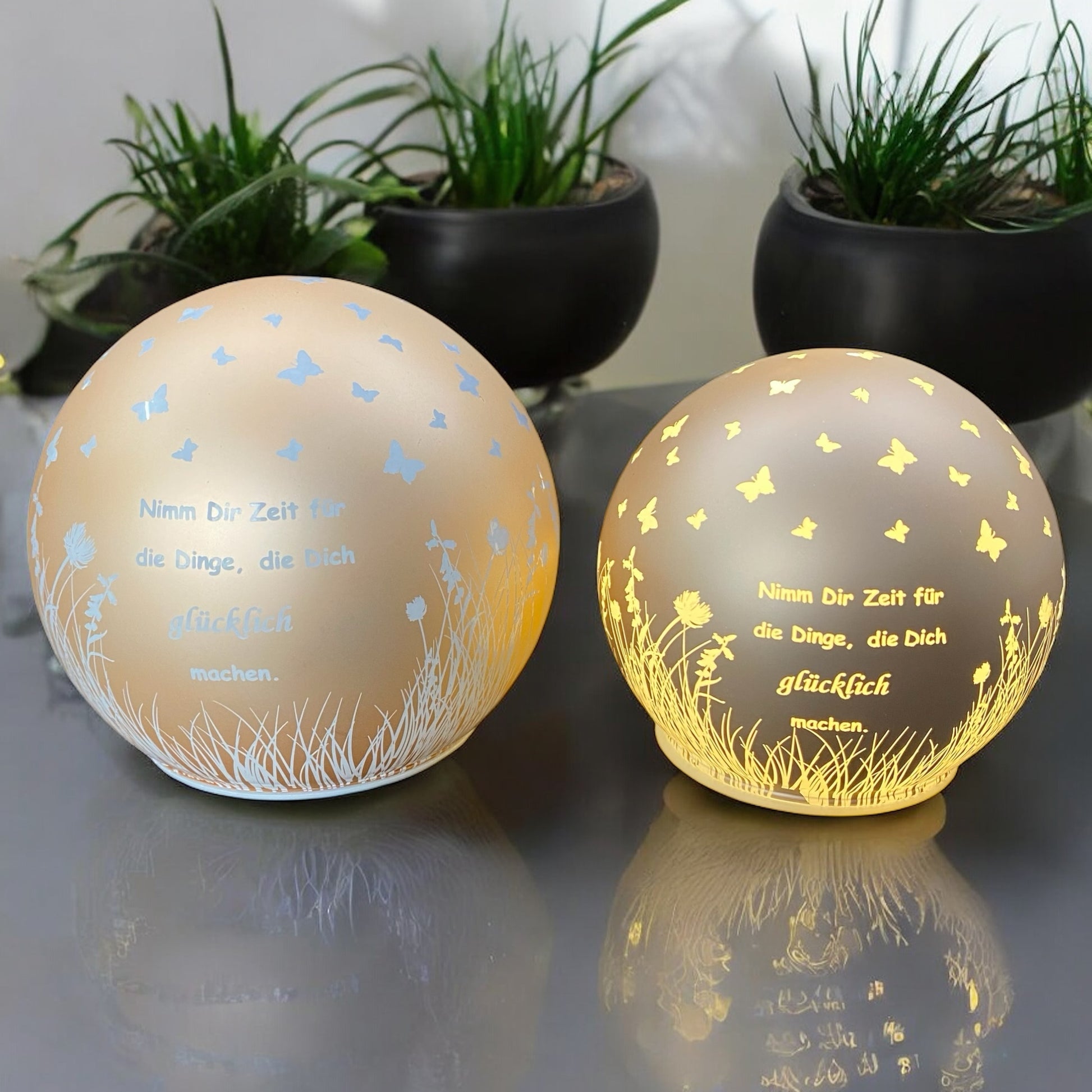 Formano LED Deko Kugel lachs mit Spruch „Nimm Dir Zeit für die Dinge, die Dich glücklich machen“ in zwei Größen im Ambiente