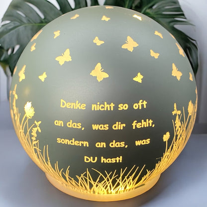 Formano LED Deko Kugel mint-grün mit Spruch „Denke nicht so oft an das, was dir fehlt, sondern an das, was du hast“ im Ambiente