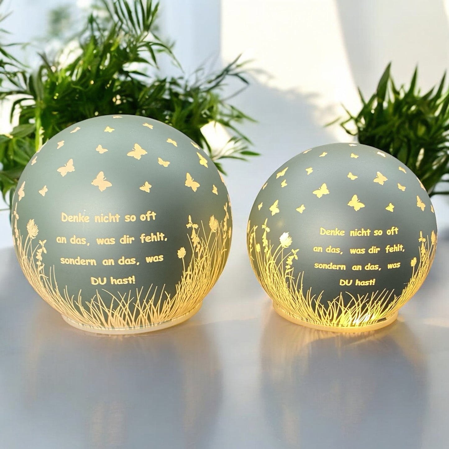 Formano LED Deko Kugel mint-grün mit Spruch „Denke nicht so oft an das, was dir fehlt, sondern an das, was du hast“ in zwei Größen im Ambiente