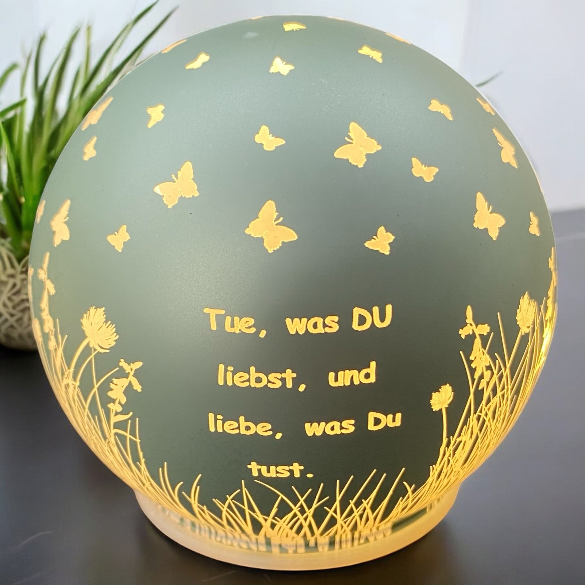 Formano LED Deko Kugel mit Spruch „Tue, was du liebst“ mint-grün beleuchtet im Ambiente