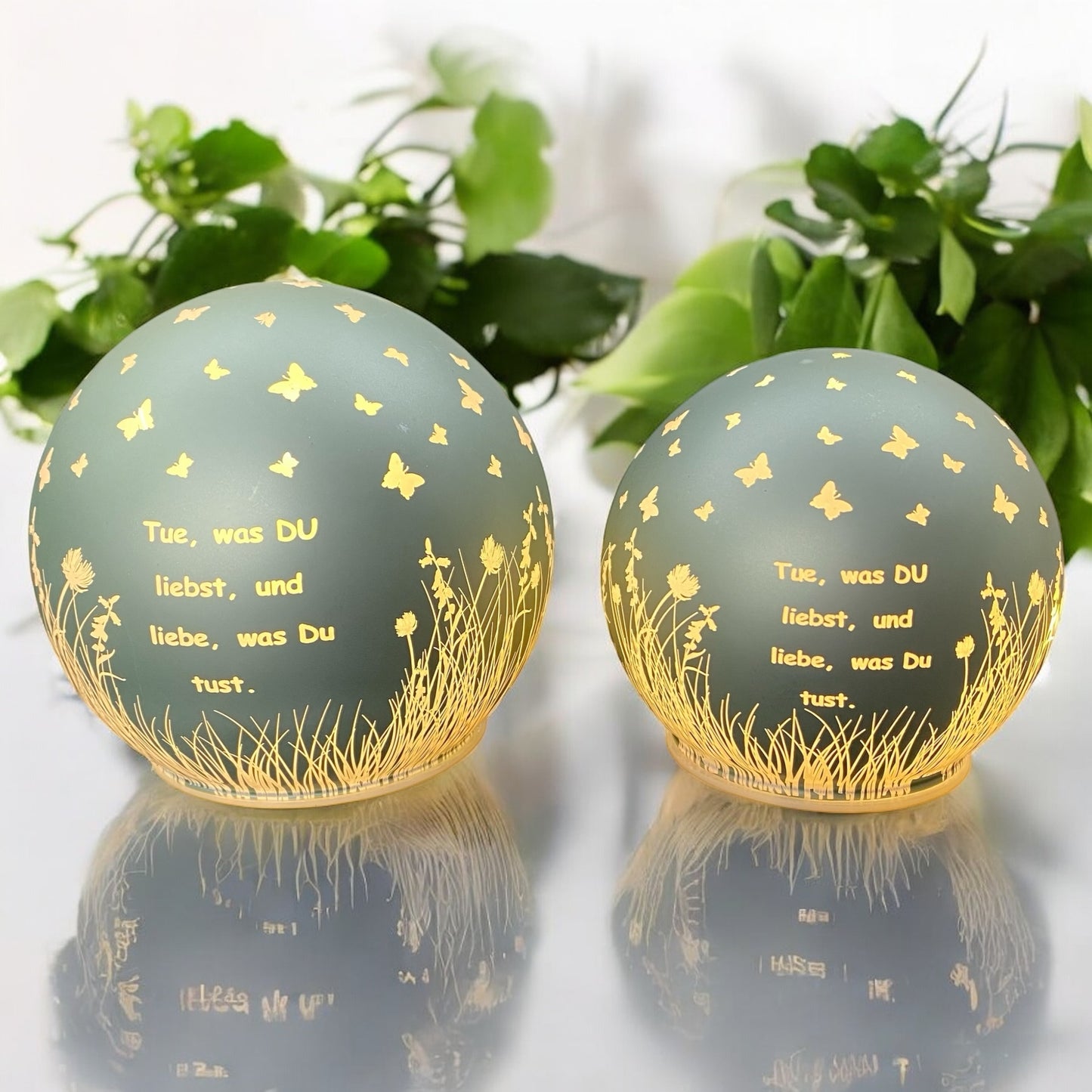 Formano LED Deko Kugel mit Spruch „Tue, was du liebst“ mint-grün beleuchtet in zwei Größen im Ambiente