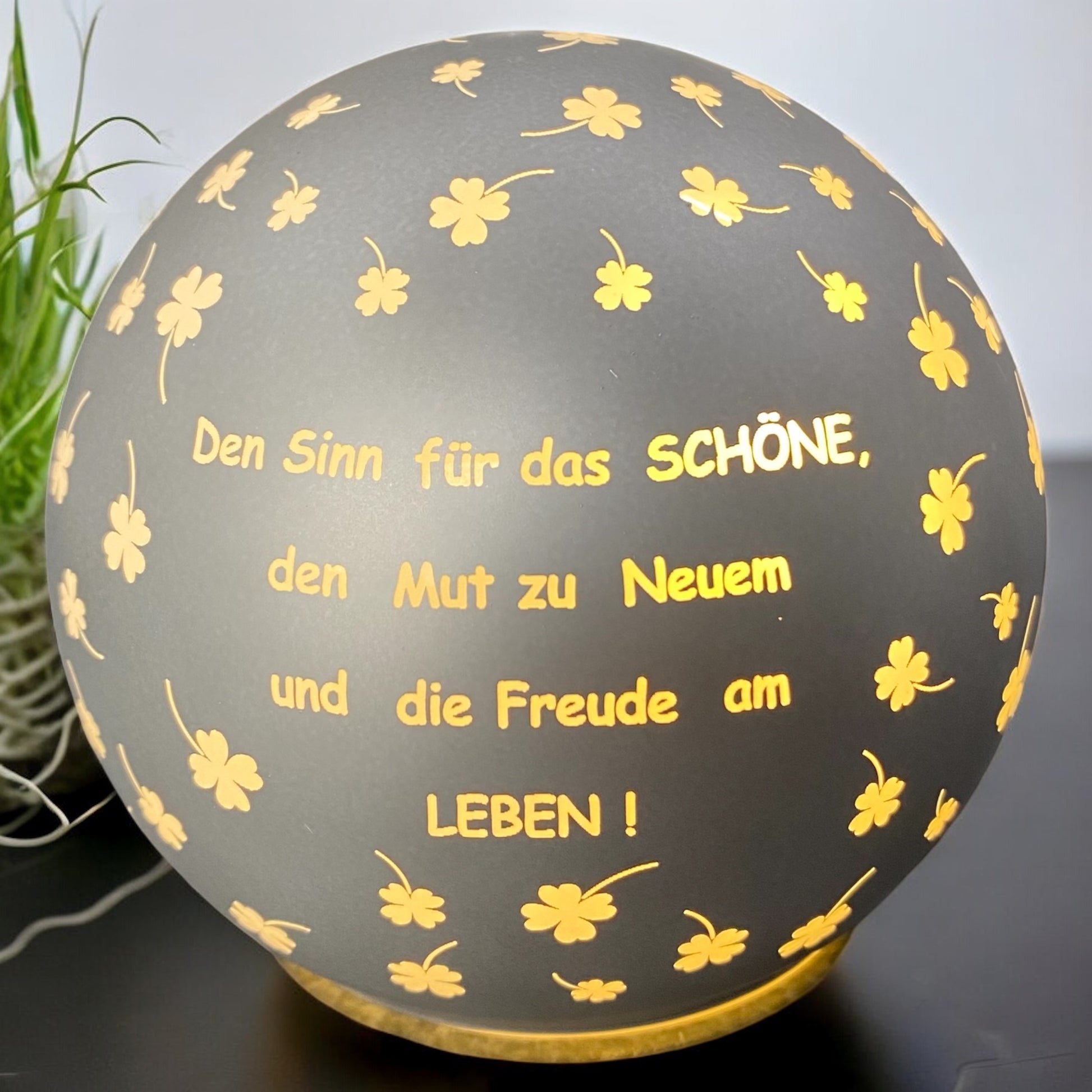 Formano LED Deko Kugel silber mit Spruch „Den Sinn für das Schöne“ im Ambiente