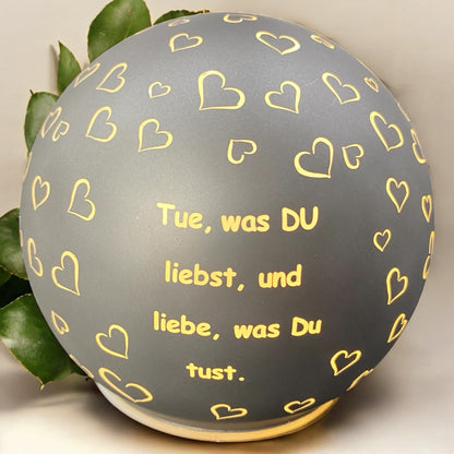 Formano LED Deko Kugel mit Spruch „Tue, was du liebst“ silber beleuchtet im Ambiente