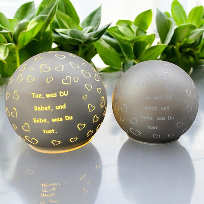 Formano LED Deko Kugel mit Spruch „Tue, was du liebst“ silber beleuchtet in zwei Größen im Ambiente