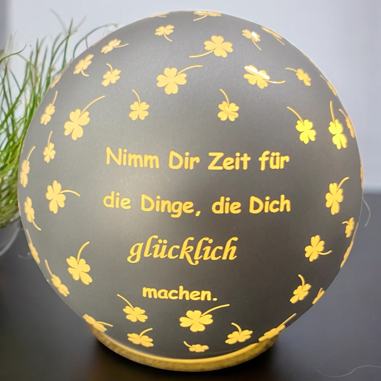Formano LED Deko Kugel silber mit Spruch „Nimm Dir Zeit für die Dinge, die Dich glücklich machen“ im Ambiente