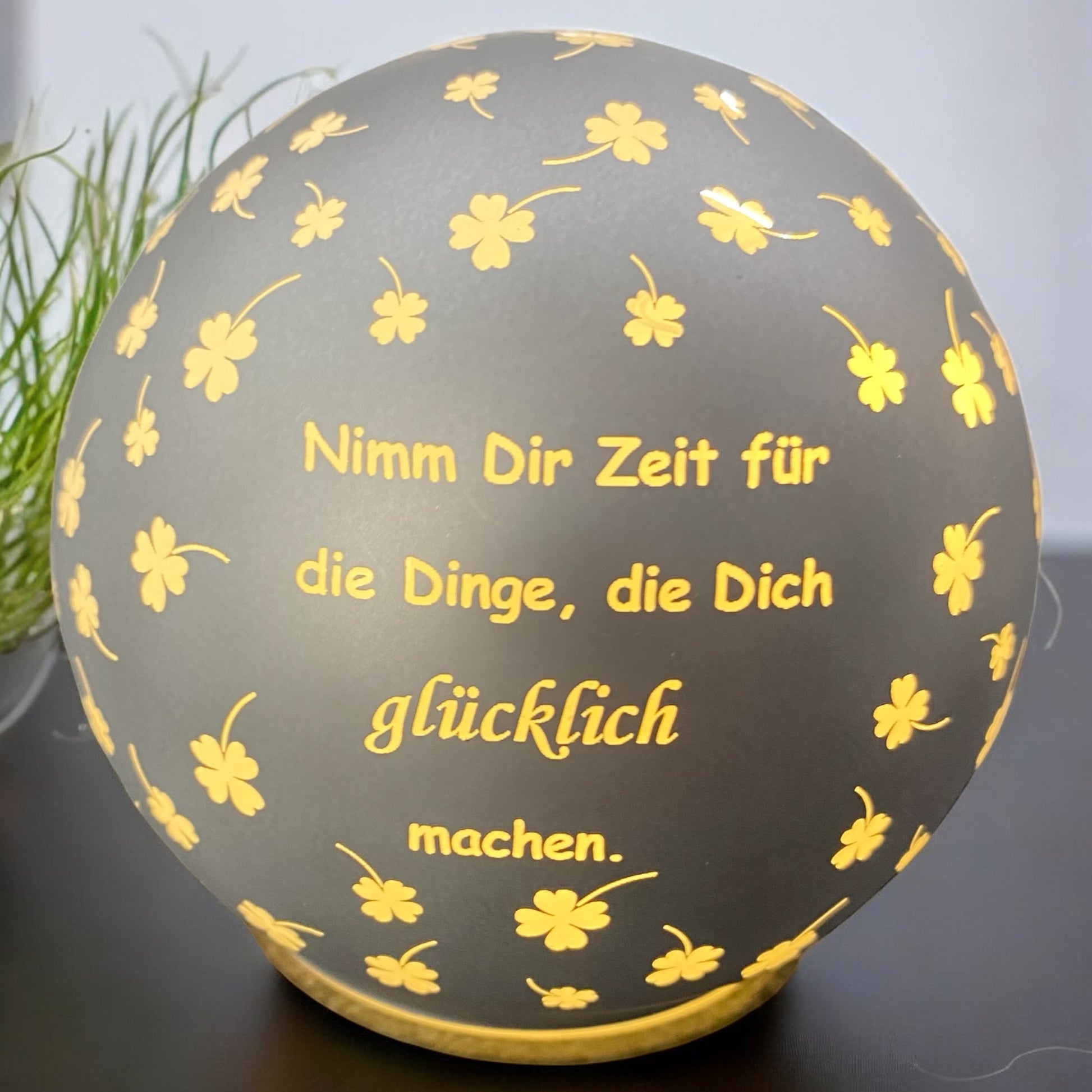 Formano LED Deko Kugel silber mit Spruch „Nimm Dir Zeit für die Dinge, die Dich glücklich machen“ im Ambiente