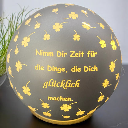 Formano LED Deko Kugel silber mit Spruch „Nimm Dir Zeit für die Dinge, die Dich glücklich machen“ im Ambiente
