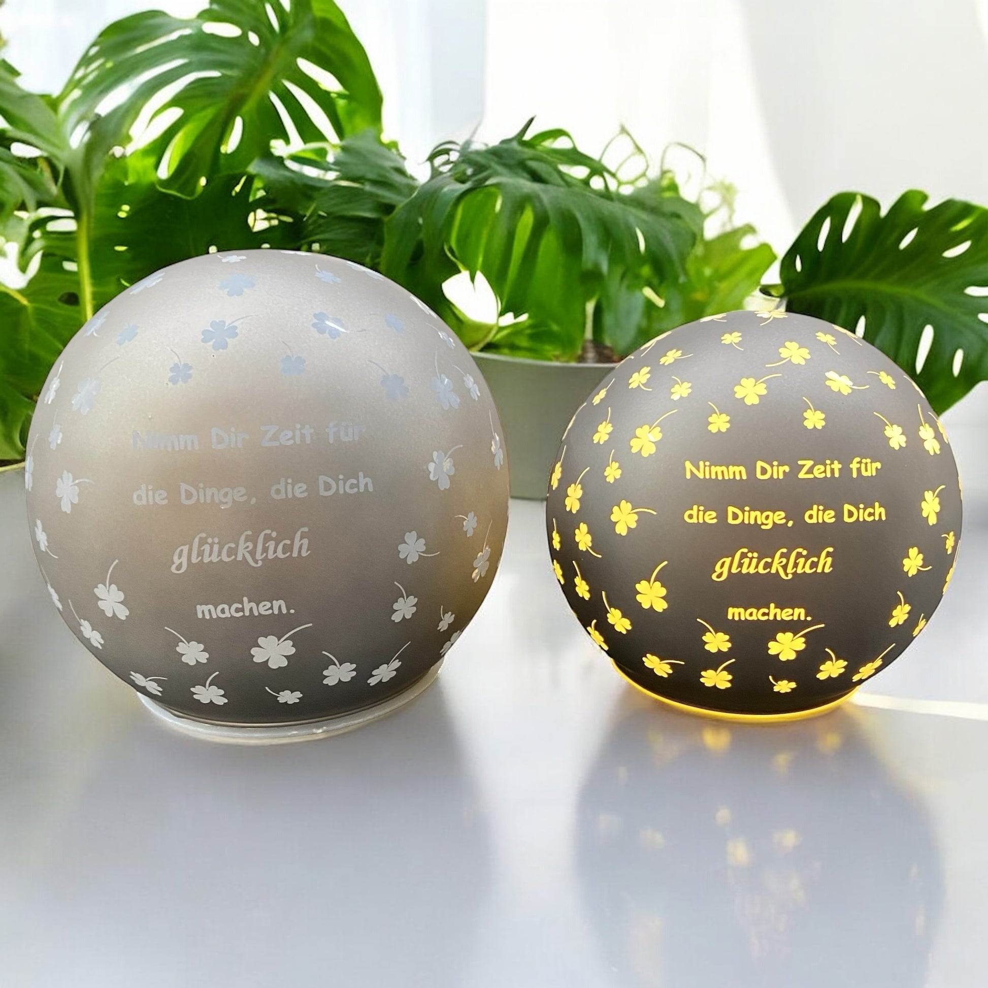 Formano LED Deko Kugel silber mit Spruch „Nimm Dir Zeit für die Dinge, die Dich glücklich machen“ in zwei Größen im Ambiente
