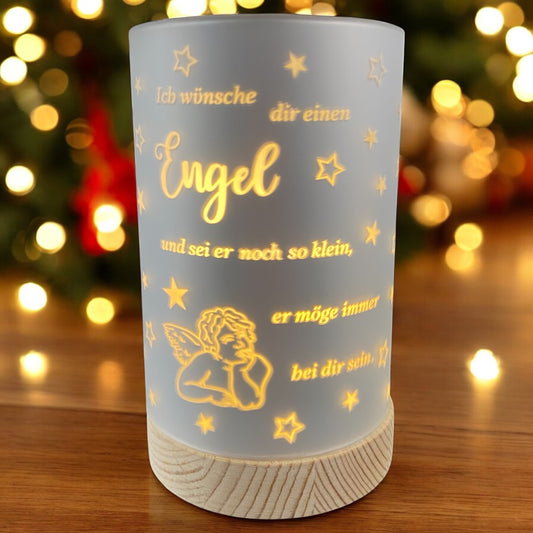 LED-Lichtsäule mit Spruch „Ich wünsche dir einen Engel“ und Engelmotiv, warm leuchtend auf Holztisch vor Lichterhintergrund