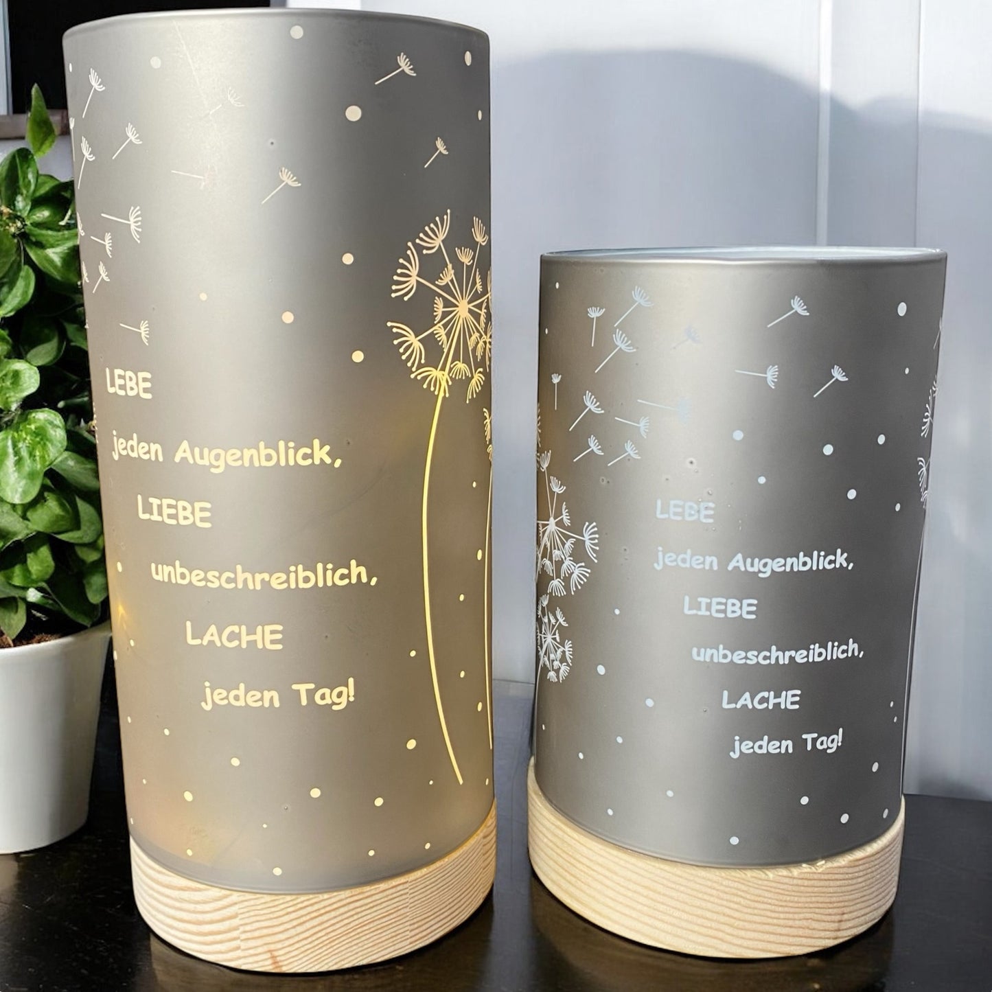 Zwei Formano LED Dekolicht Säulen silber-grau mit Spruch „Lebe jeden Augenblick, liebe unbeschreiblich, lache jeden Tag“ im Ambiente