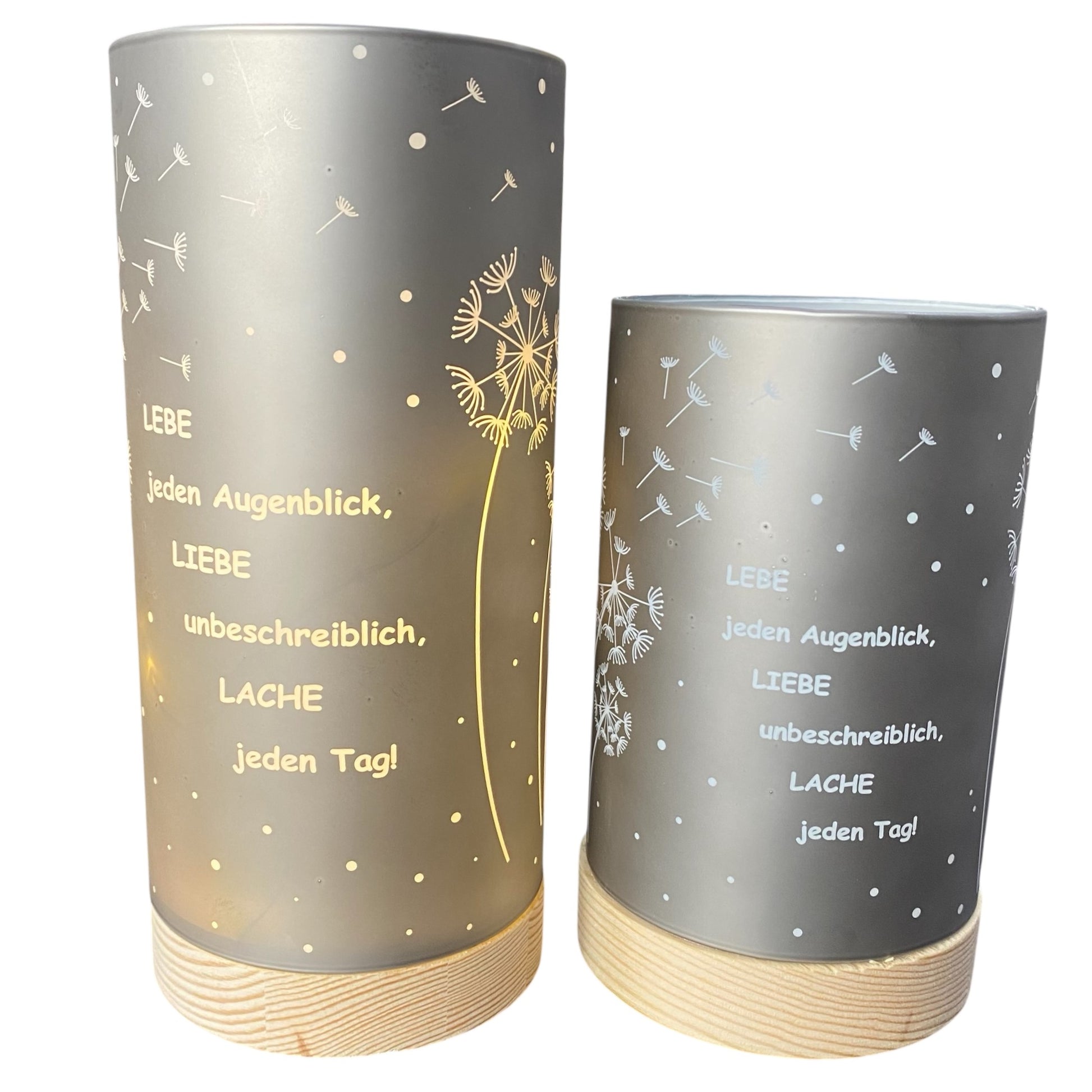 Zwei Formano LED Dekolicht Säulen silber-grau mit Spruch „Lebe jeden Augenblick, liebe unbeschreiblich, lache jeden Tag“