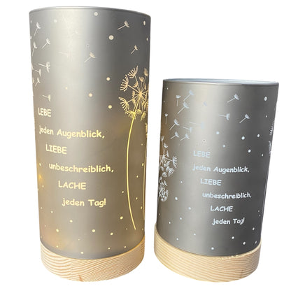 Zwei Formano LED Dekolicht Säulen silber-grau mit Spruch „Lebe jeden Augenblick, liebe unbeschreiblich, lache jeden Tag“
