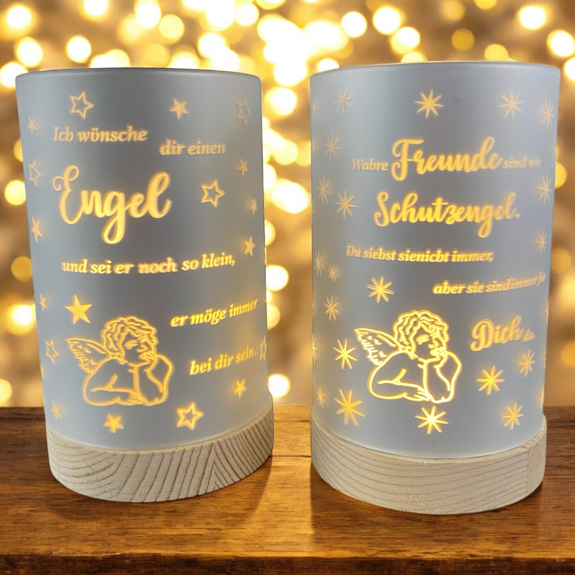 Leuchtende graue LED-Lichtsäulen mit Sprüchen und Engelmotiv, stimmungsvoll vor goldenem Hintergrund präsentiert.