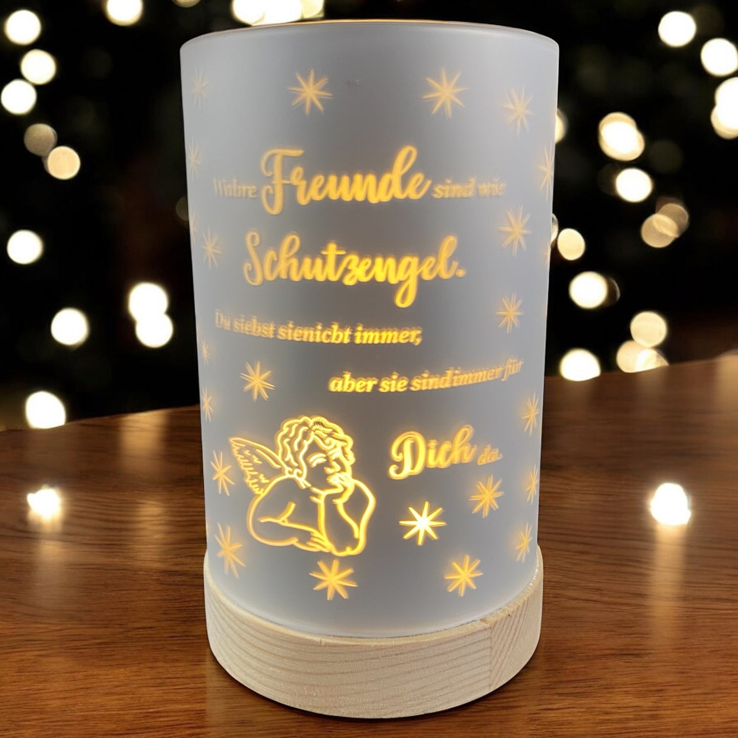 Leuchtende graue Dekosäule mit dem Spruch „Wahre Freunde sind wie Schutzengel“ und Engelmotiv in gemütlicher Umgebung.