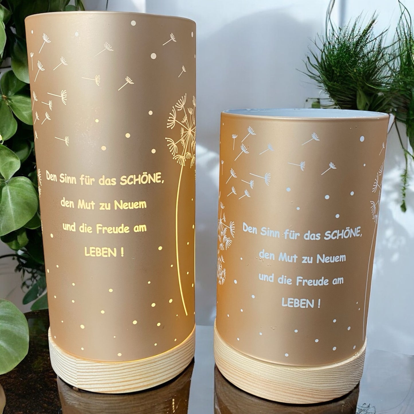 Formano LED Dekolicht Säule lachsfarben mit Spruch „Den Sinn für das Schöne“ in zwei Größen im Ambiente