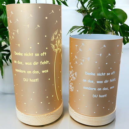 Formano LED Dekolicht Säule lachsfarben mit Spruch „Denke nicht so oft an das, was dir fehlt“ in zwei Größen im Ambiente