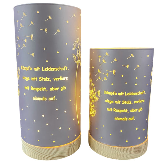 Zwei Formano LED Dekolicht Säule lila mit Spruch „Kämpfe mit Leidenschaft“ in zwei Größen