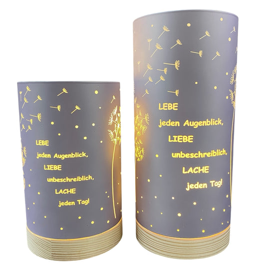 Zwei Formano LED Dekolicht Säulen lila mit Spruch „Lebe jeden Augenblick, liebe unbeschreiblich, lache jeden Tag“