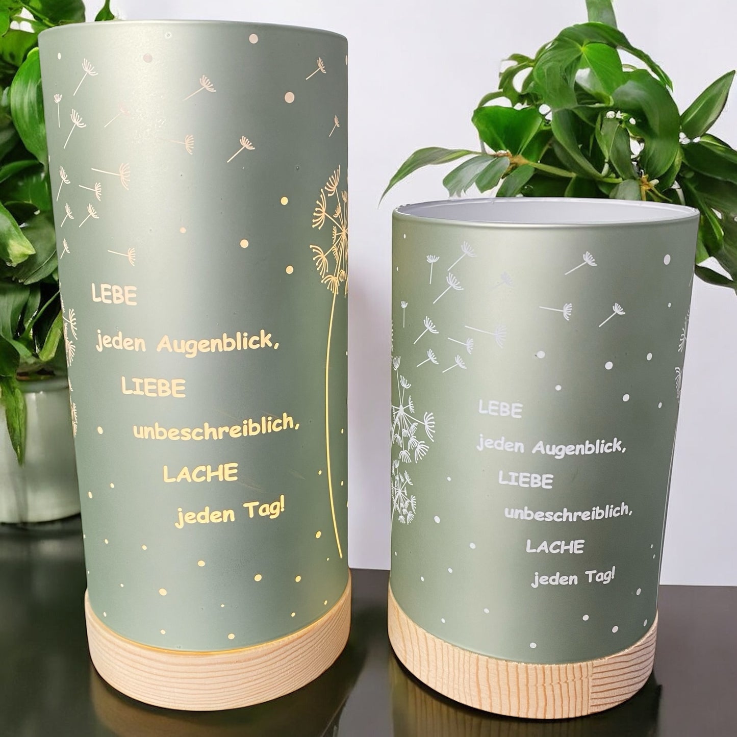 Zwei Formano LED Dekolicht Säulen mint-grün mit Spruch „Lebe jeden Augenblick, liebe unbeschreiblich, lache jeden Tag“ im Ambiente