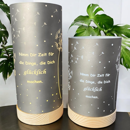 Zwei Formano LED Dekolicht Säulen silber-grau mit Spruch „Nimm Dir Zeit für die Dinge, die Dich glücklich machen“ im Ambiente
