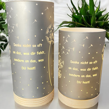 Formano LED Dekolicht Säule silber-grau mit Spruch „Denke nicht so oft an das, was dir fehlt“ in zwei Größen im Ambiente
