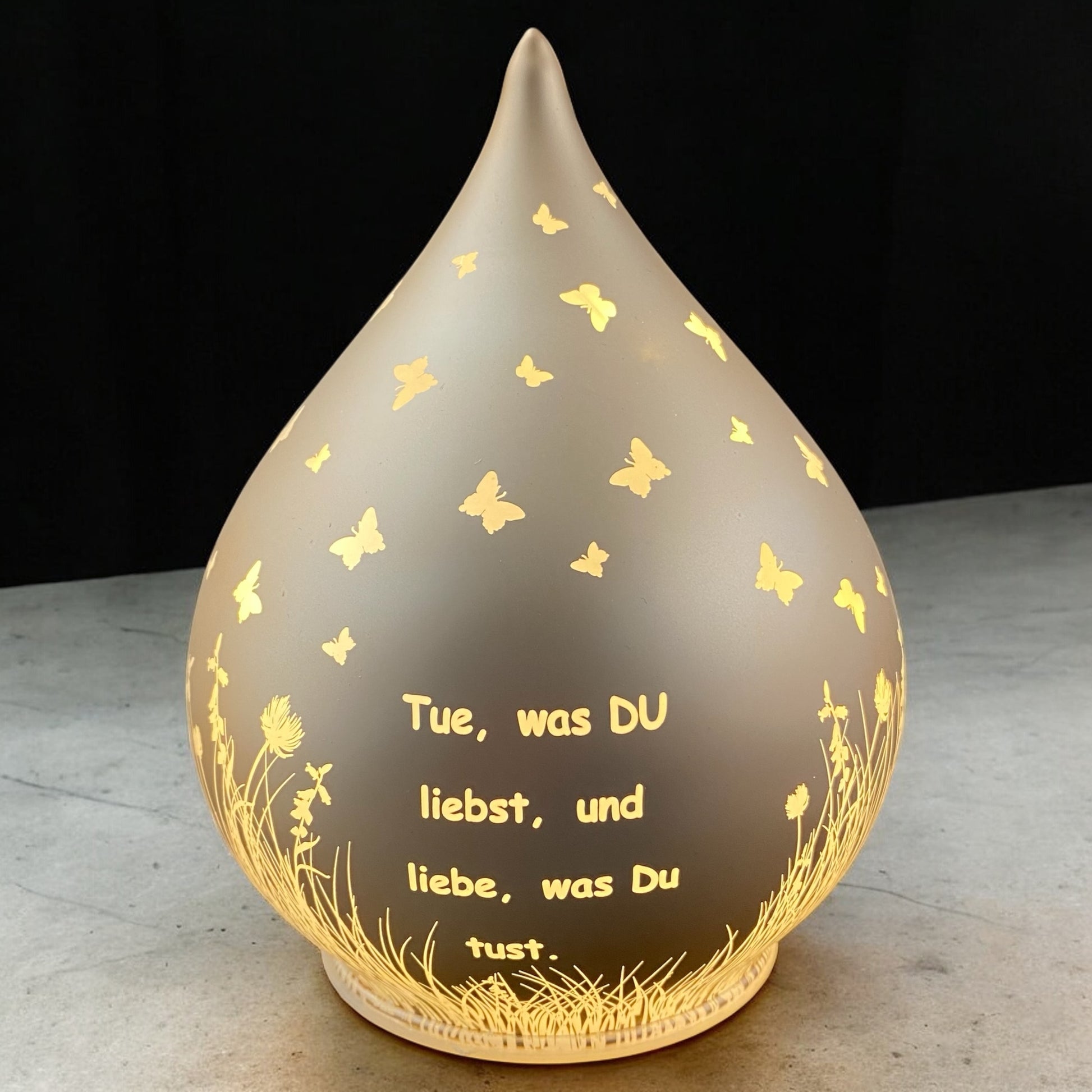 Formano LED Deko Tropfen mit Spruch „Tue, was du liebst“ lachsfarben beleuchtet im Ambiente