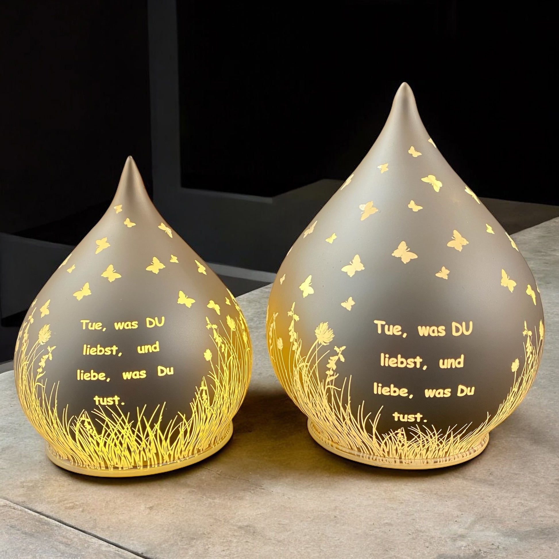 Formano LED Deko Tropfen mit Spruch „Tue, was du liebst“ lachsfarben beleuchtet in zwei Größen im Ambiente