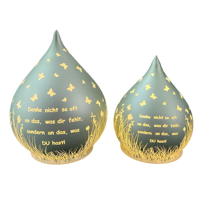 Zwei Mintgrüne Dekolichter in Tropfenform mit Spruch „Denke nicht so oft an das, was dir fehlt, sondern an das, was du hast!“ in zwei Größen 