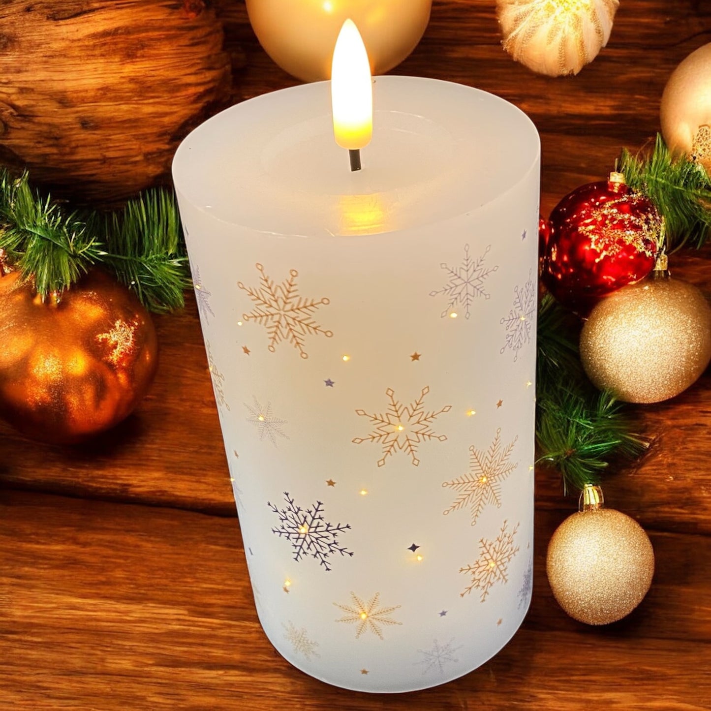 Große LED-Kerze mit filigranen Eiskristallen und Sternen, harmonisch in festlicher Umgebung beleuchtet.