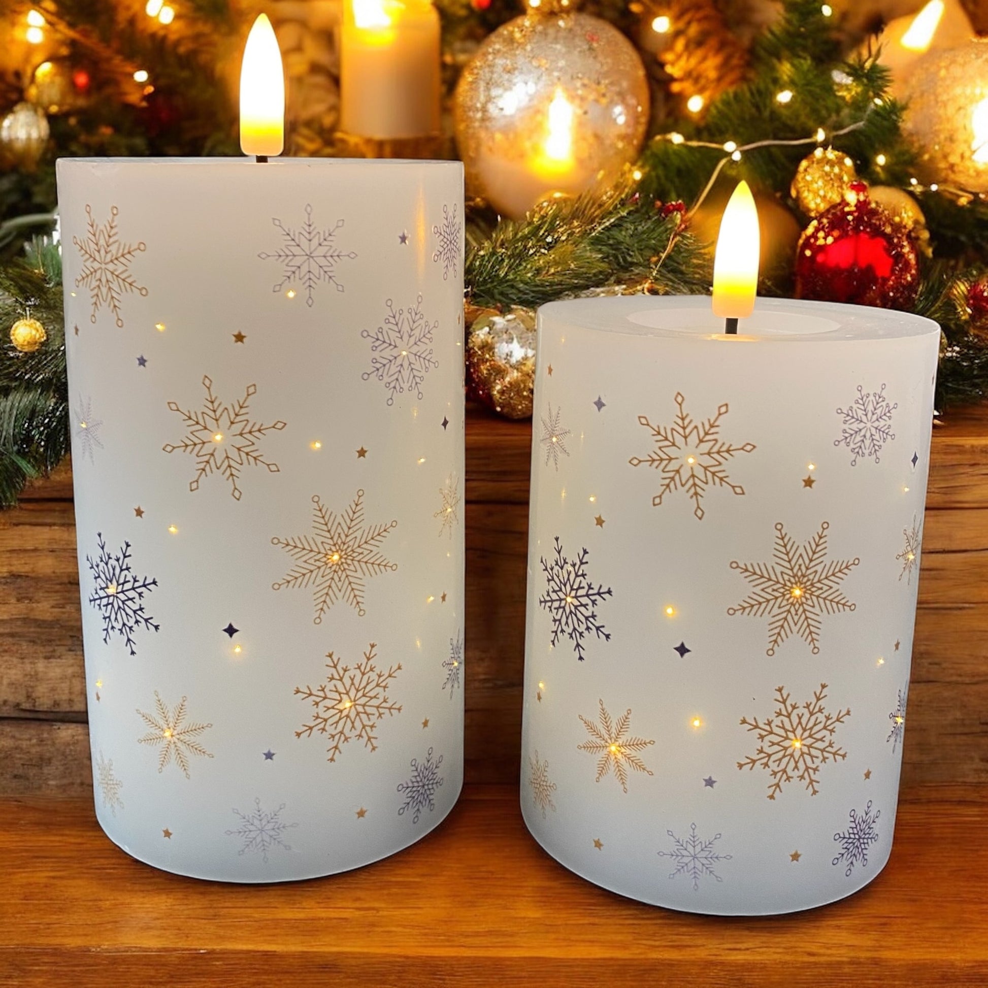 Leuchtende LED-Kerzen mit Schneeflockenmotiv, stimmungsvoll vor weihnachtlicher Dekoration arrangiert