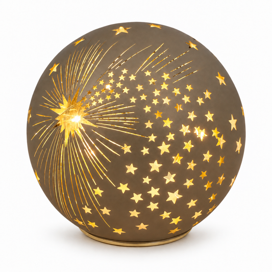 Formano LED Kugel in matt Taupe mit Sternschnuppen- und Sternmotiv, 10 cm, warm leuchtend auf weißem Hintergrund.