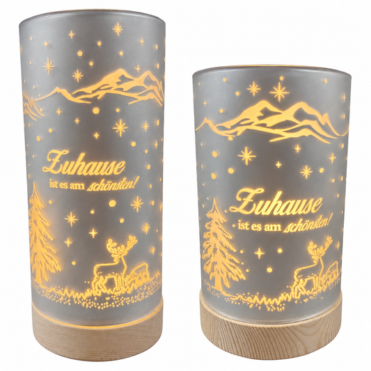 Formano LED Säulen „Zuhause ist es am schönsten!“ in Silber in zwei Größen mit Holzsockel und winterlichen Motiven auf weißem Hintergrund