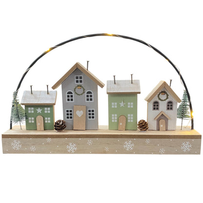 Formano LED-Winterdorf aus Holz mit vier Häusern, Bogenbeleuchtung und kleinen Tannen – winterliche Deko.