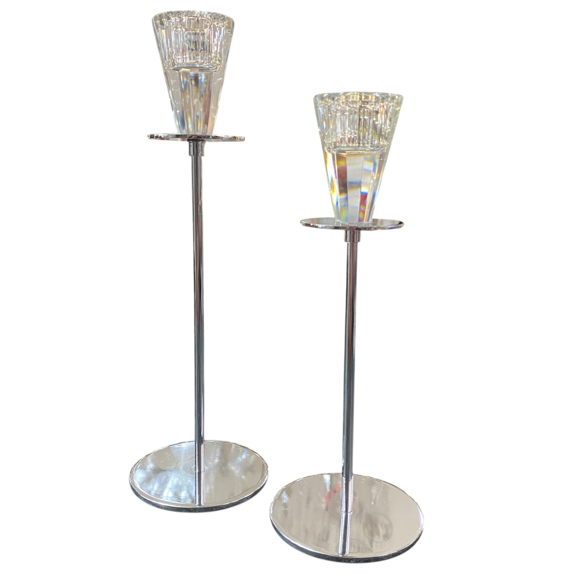 Elegante silberne Kerzenständer mit Glasaufsatz, in zwei Größen erhältlich – modernes Design aus Metall und Glas.