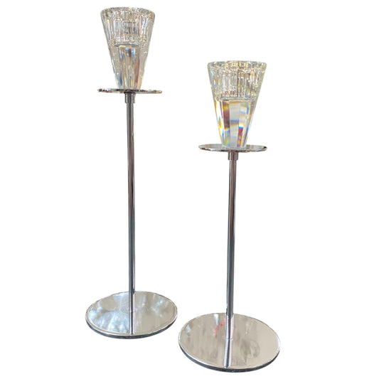 Elegante silberne Kerzenständer mit Glasaufsatz, in zwei Größen erhältlich – modernes Design aus Metall und Glas.