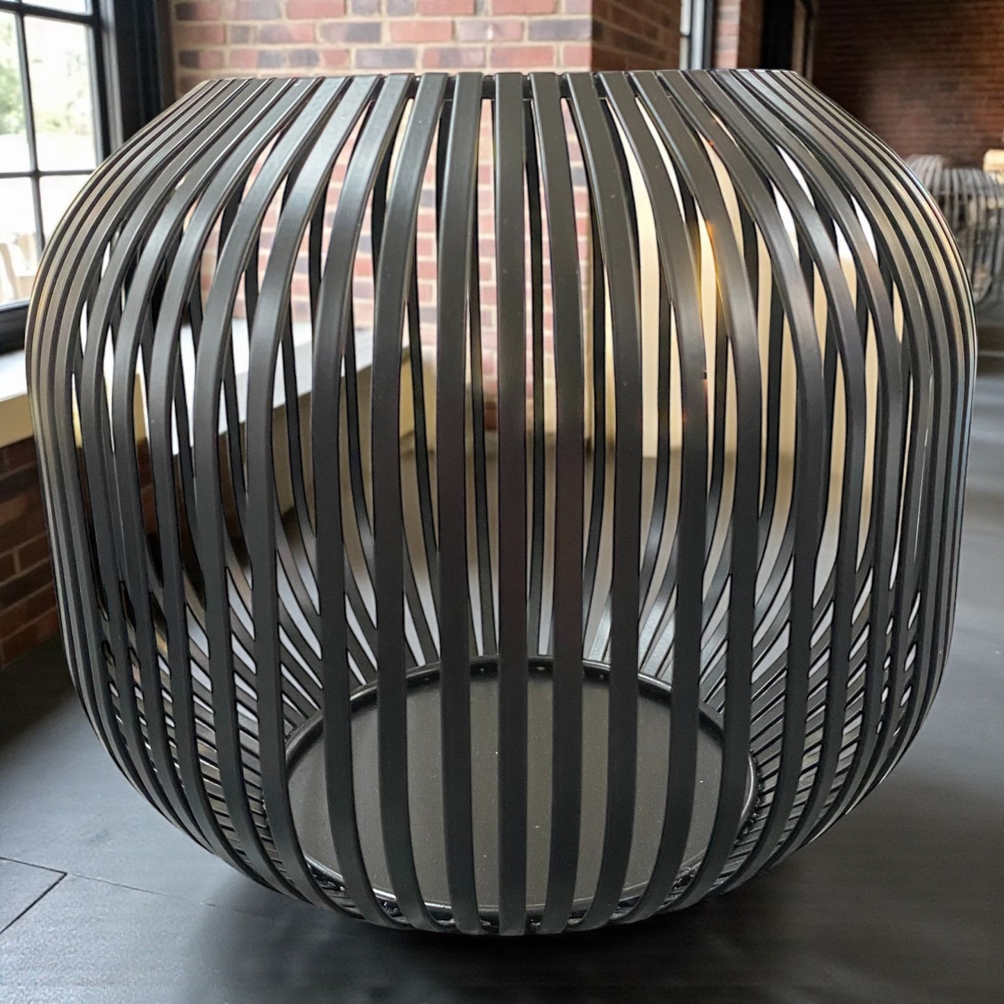 Großes schwarzes Metall-Windlicht von Formano mit modernem Design, stilvoll im Wohnraum dekoriert.