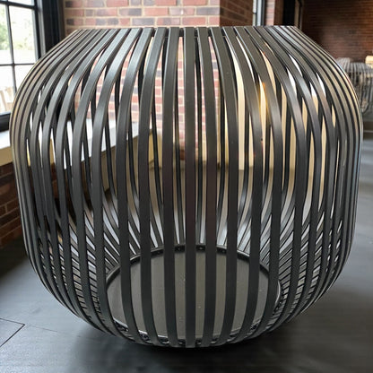 Großes schwarzes Metall-Windlicht von Formano mit modernem Design, stilvoll im Wohnraum dekoriert.