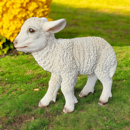 Eine Dekoschaf Gartenfigur aus Polyresin in realistischen Design im Ambiente