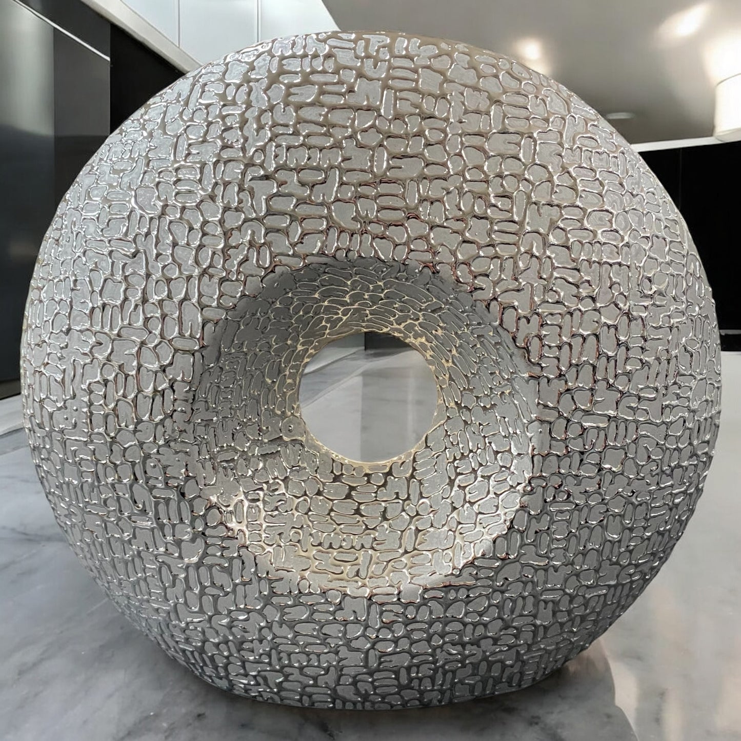 Formano Deko-Vase rund in Silber mit reliefartiger Struktur, moderne Tischdekoration in elegantem Interieur.