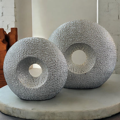 Formano runde silberne Deko-Vasen im modernen Stil, elegant präsentiert auf hellem Tisch im Wohnambiente.