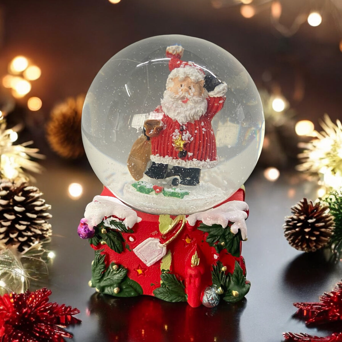 Weihnachtliche Dekoration - Schneekugel, Spieluhren Und Räuchermännchen