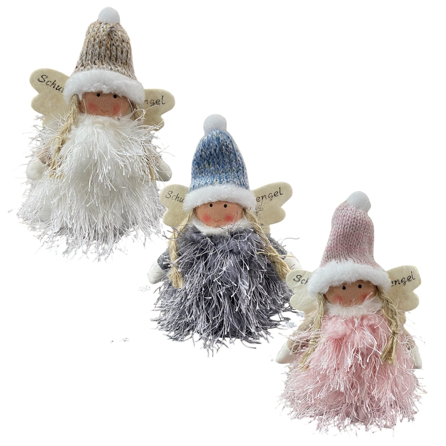 Drei kleine Stoff-Engelfiguren mit flauschigen Kleidern und Strickmützen in den Farben Weiß, Grau und Rosa, jeweils mit Flügeln und der Aufschrift „Schutzengel“.