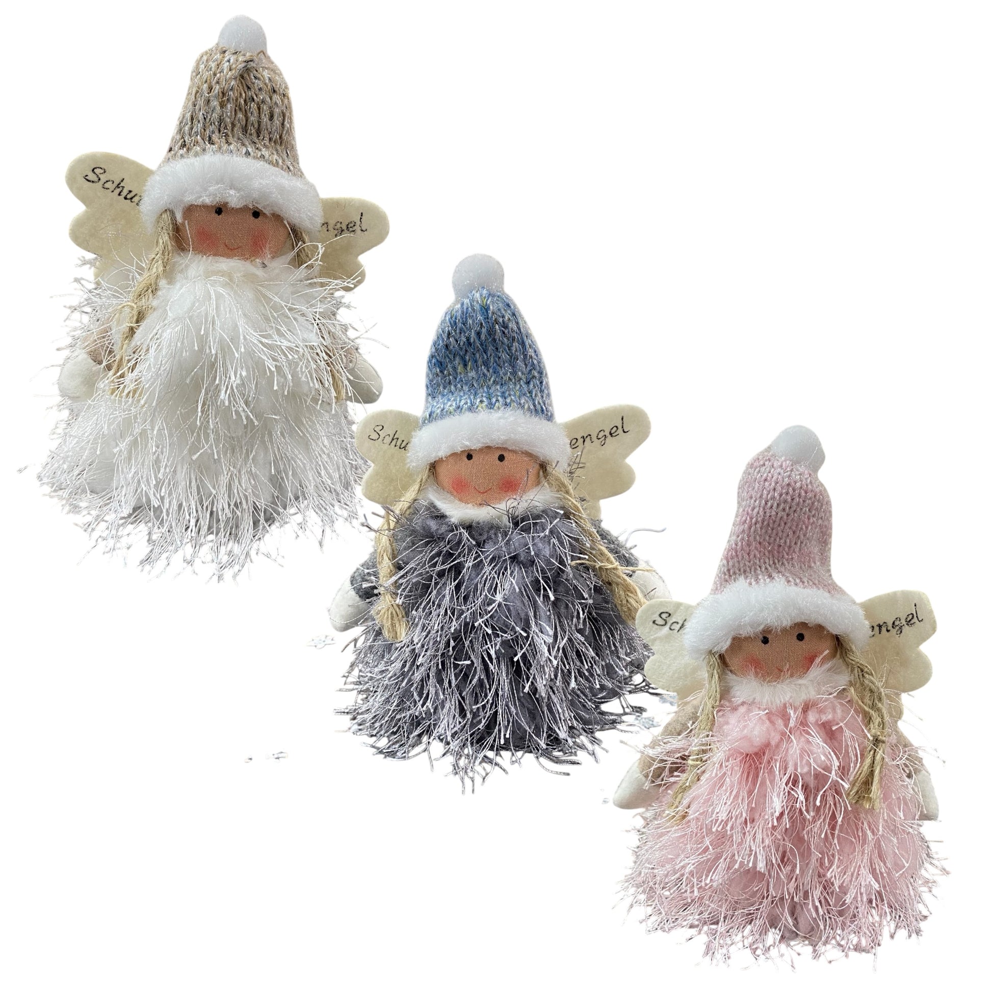 Drei kleine Stoff-Engelfiguren mit flauschigen Kleidern und Strickmützen in den Farben Weiß, Grau und Rosa, jeweils mit Flügeln und der Aufschrift „Schutzengel“.