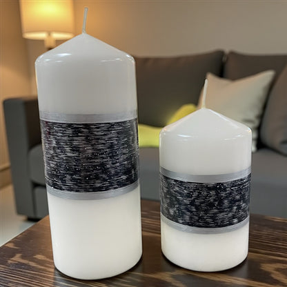 Formano Stumpenkerzen mit silbergrauem Dekorband, elegant auf einem Holztisch im Wohnzimmer arrangiert.