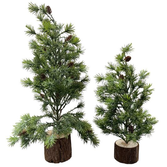 Zwei künstliche Mini-Tannenbäume mit Zapfen stehen auf runden Holzsockeln vor weißem Hintergrund.