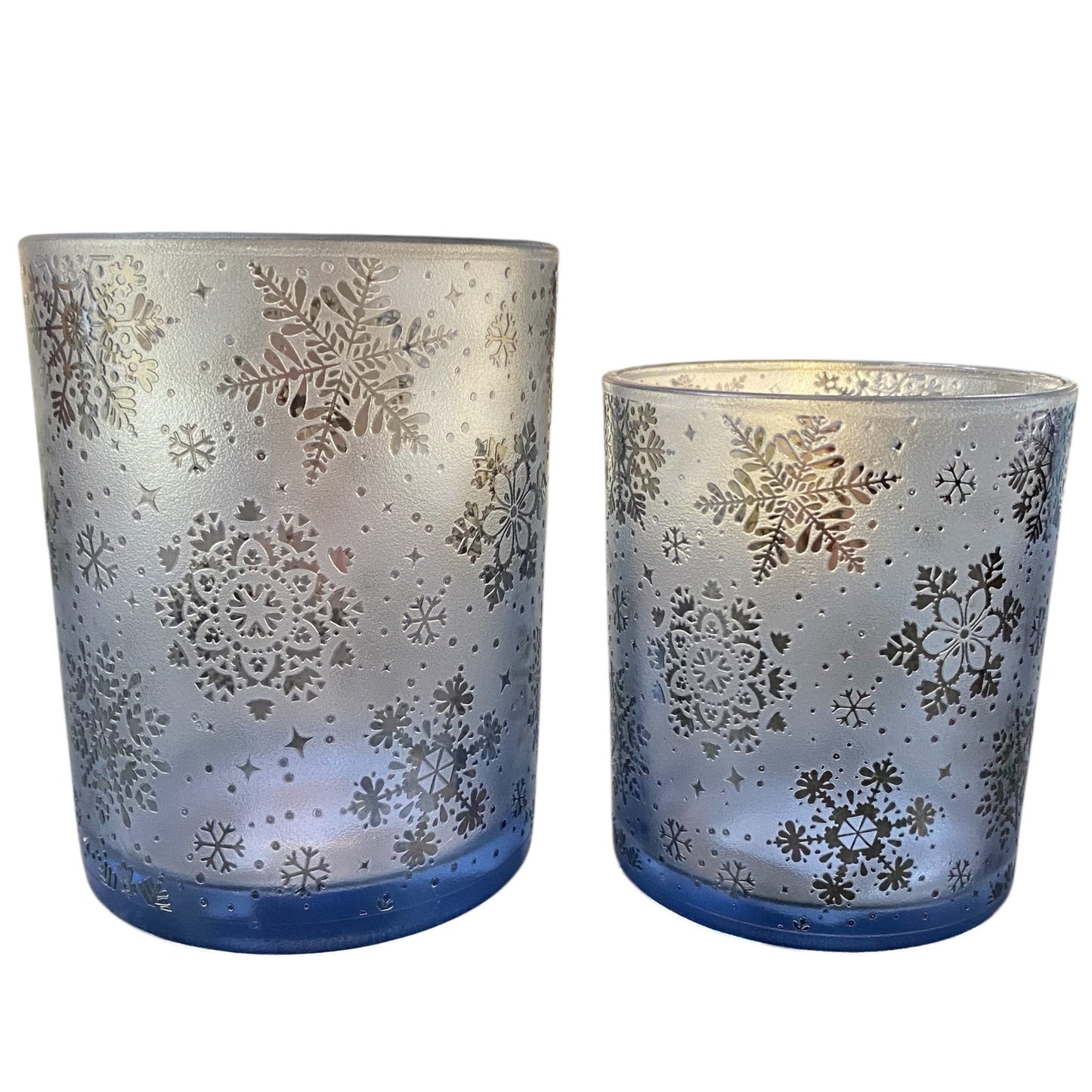 Teelichtglas in Blau mit silbernen Schneeflockenmotiven, stimmungsvolle Winterdekoration in zwei Größen.