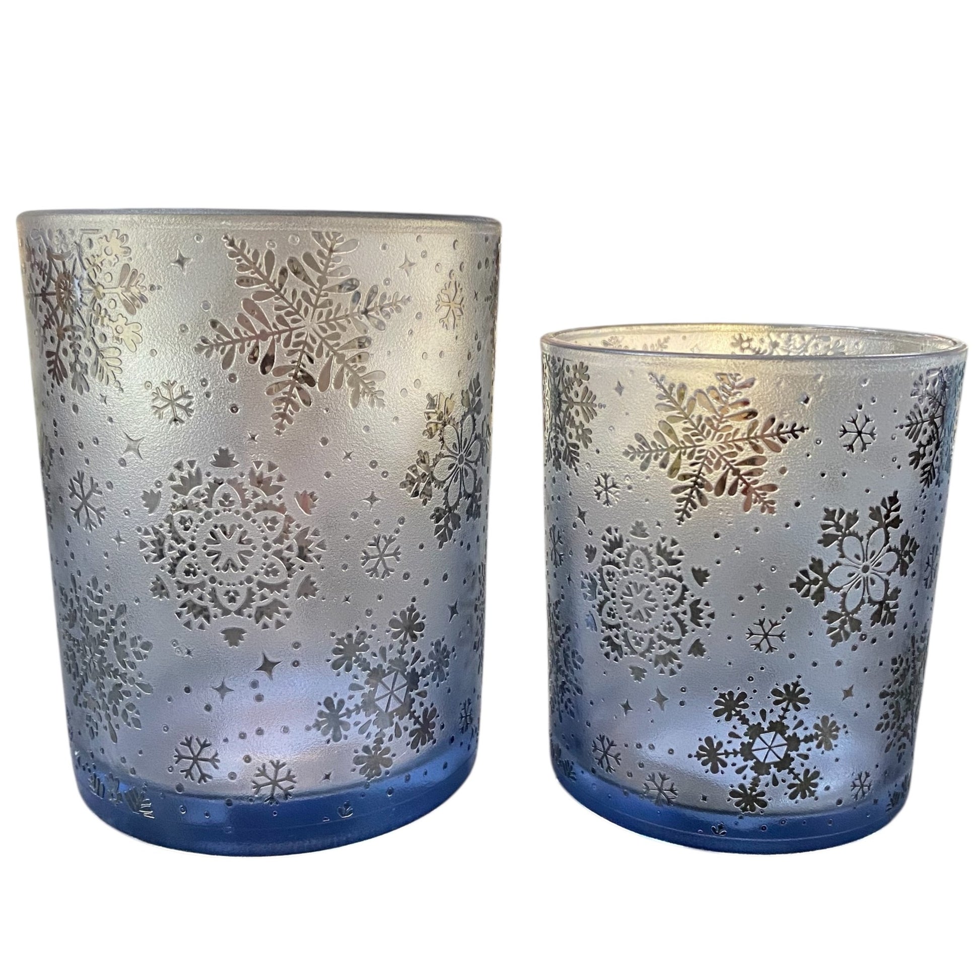 Teelichtglas in Blau mit silbernen Schneeflockenmotiven, stimmungsvolle Winterdekoration in zwei Größen.